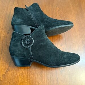 Women’s Jack Rogers Black Suede Ankle Boots size 8